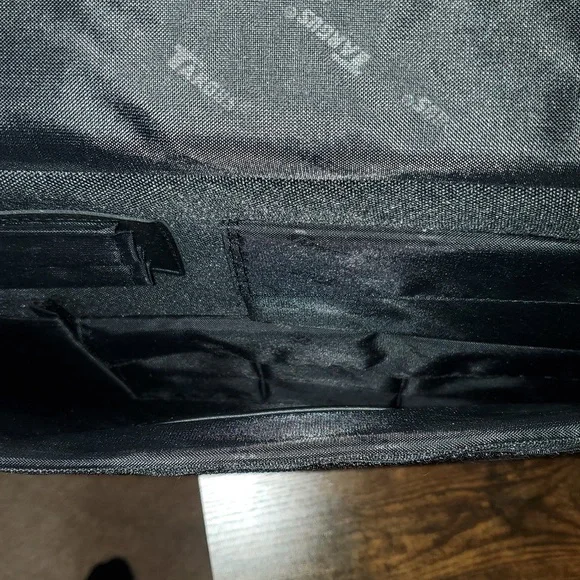 Like New Targus Laptop Messenger Bag, Black - Picture 6 of 11